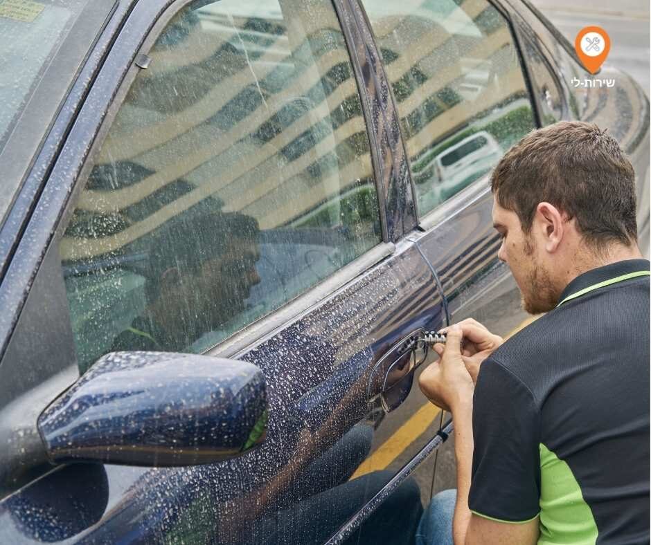 החלפת גלגל בחיפה מנעולן רכב של שירות-לי פותח דלת רכב בכלים ייעודיים בלי נזק
