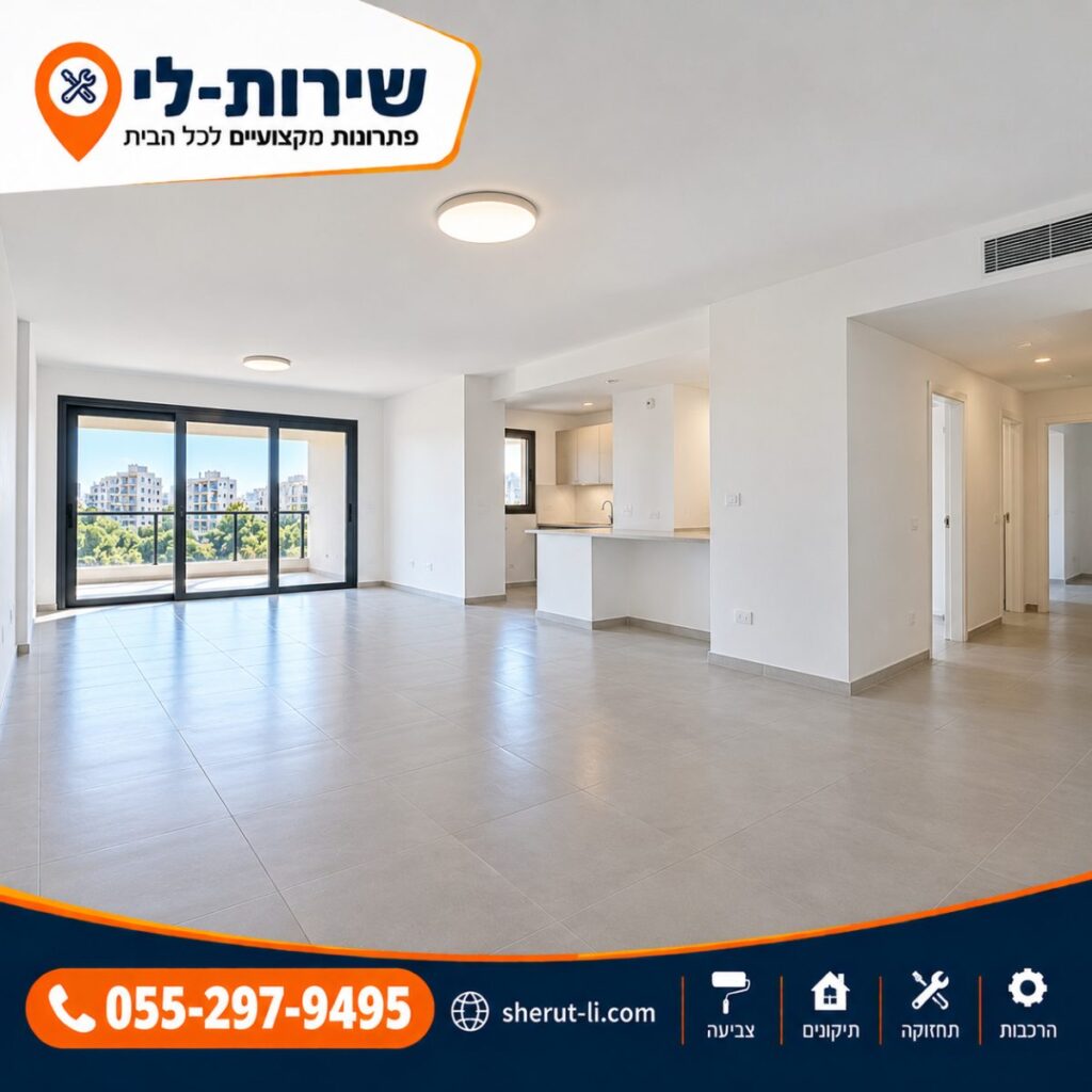 סלון ומטבח בדירה לבנה ונקייה אחרי צביעה